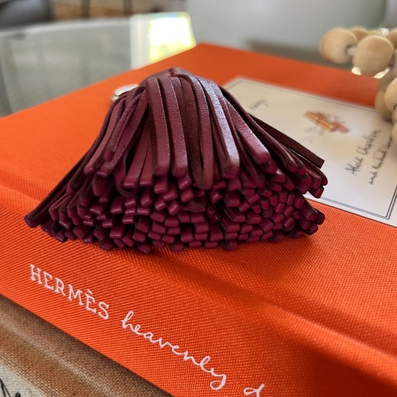 HERMES Carmen Tassle Bag Charm or Key Chain. Light maroon color. 100 % Leather. - Picture 5 of 8